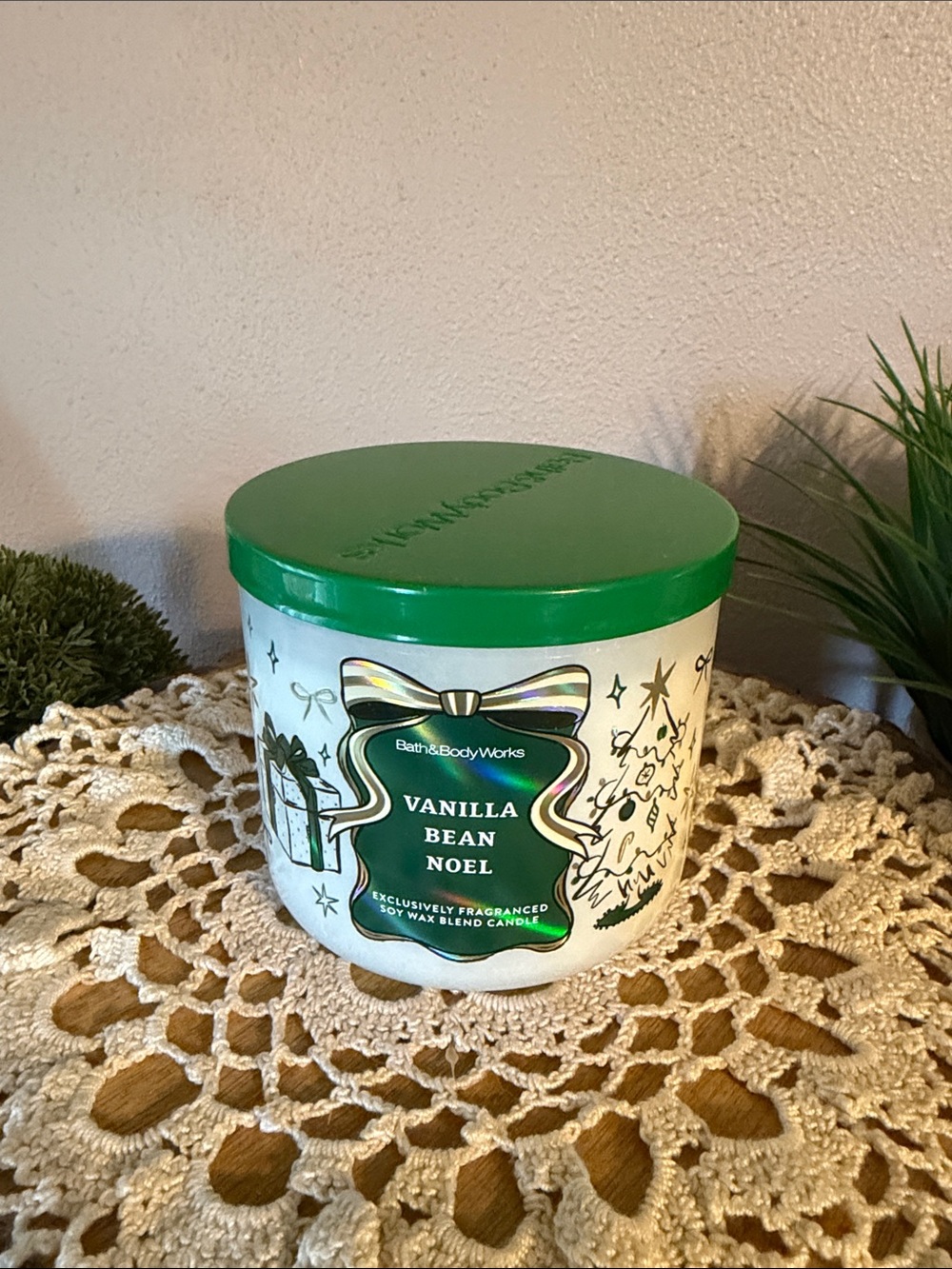 Bath & Body Works Vanilla Bean Noel Candle — Green & White